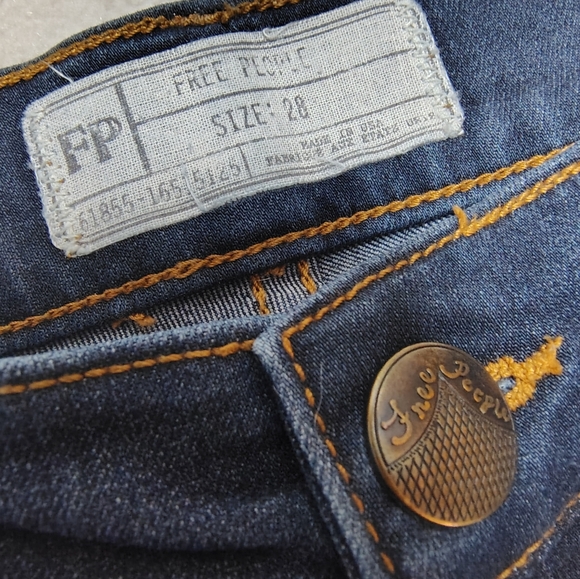 Free People Dark Blue Flare Jeans Women's 28 Raw Frayed Hem Retro Vintage Vibes - Picture 5 of 8